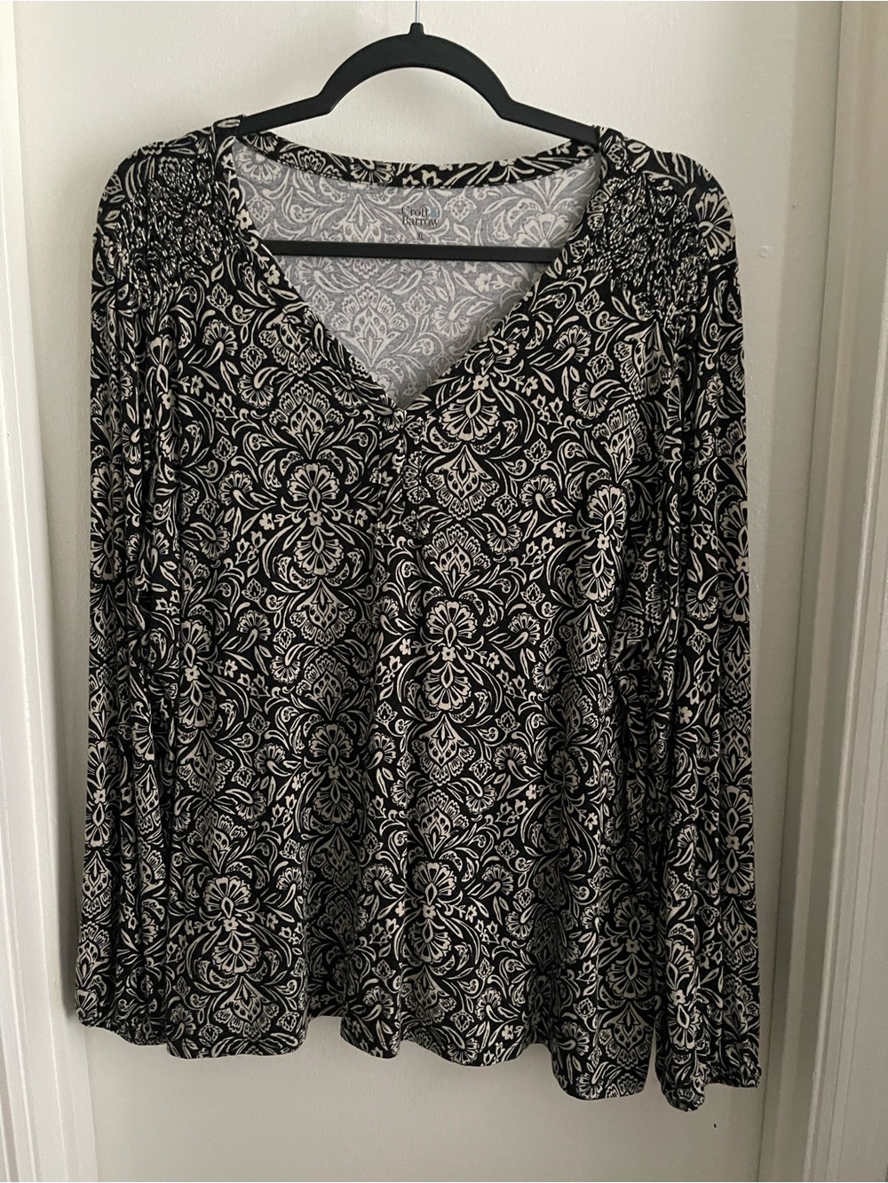 Croft & Barrow Women's Black & Cream Printed V-Neck Long Sleeve Top